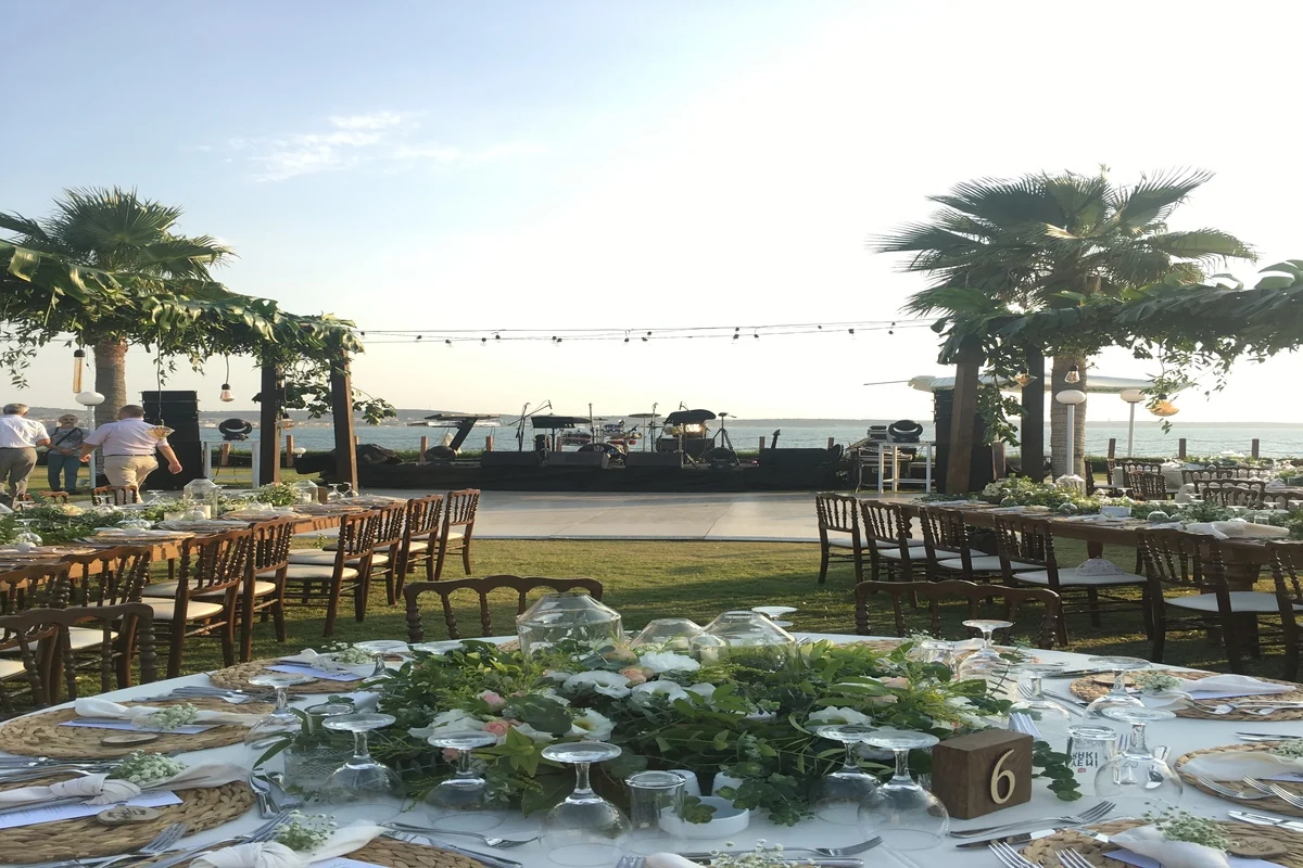 Dilaila Beach şezlong ve kıyı alanı